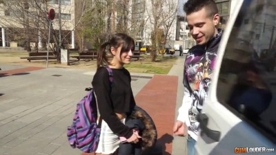 Jovencita con vicio se sube a follar en la furgo