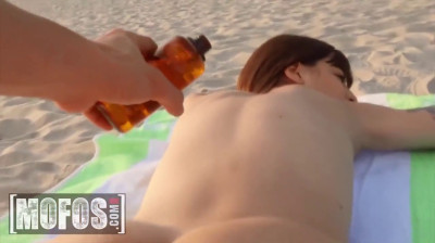 Española cabalgando polla en una playa pública