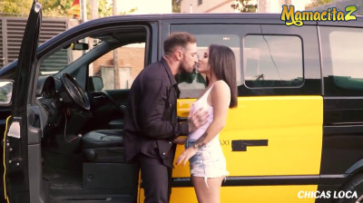 Jovencita española se folla al taxista del pueblo