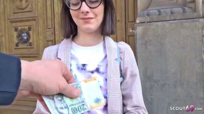 Estudiante española ofrece su culo por un puñado de billetes