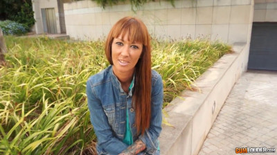 MILF teleoperadora es convencida para echar un polvazo