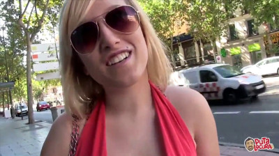 Convence a esta diosa rubia para que nos enseñe su cuerpo