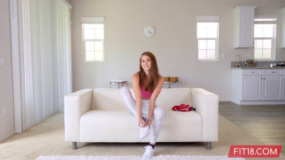 Una giovane ragazza carina e snella fa un casting POV