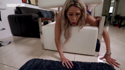 Madre atascada en el nuevo sofá es follada por su hijastro