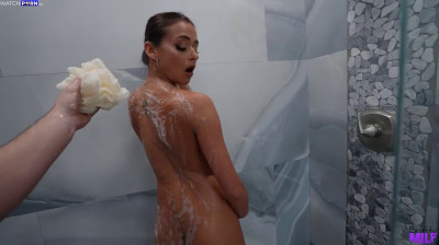 Beau-fils savonne la maman