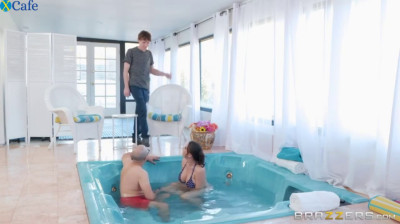 Mom im Pool will Schwanz