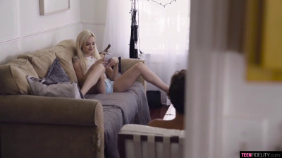 Follando con su hermanita pequeña y delgada