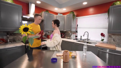 Su hermanastra quiere verlo correrse