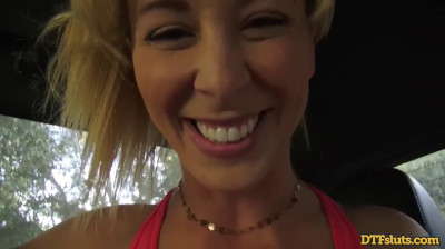 Sexe intense et transpirant en voiture