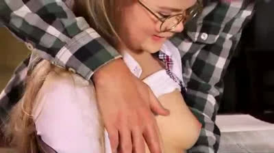 Schulmaadchen mit Brille bei Hausaufgaben und Sex
