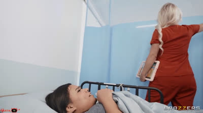 Enfermera lesbiana Phoenix Marie folla a la pequeña Summer Col con un