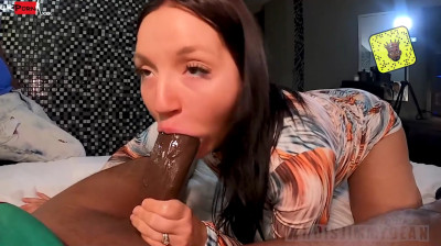 Mamando una gran polla frente a sus amigos