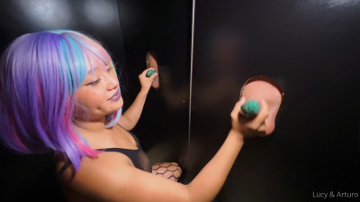 Joven esposa en gloryhole