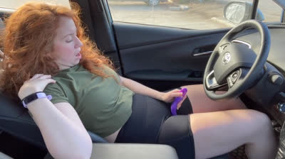 Pumukel Schlame gönnt ihrer pussy im auto was sie braucht