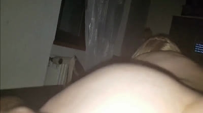 Deutsches Creampie-Dogging mit kleinen Titten