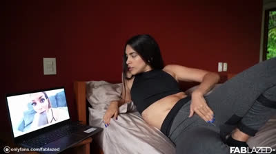 Sie guckt in Leggings Pornos und macht es sich selber