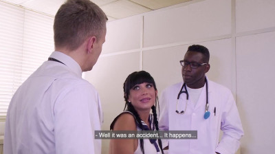 Belgisch schoolmeisje leert hoe een trio te doen