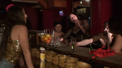 Gehorsame Herren bei Omas Kegelclubparty