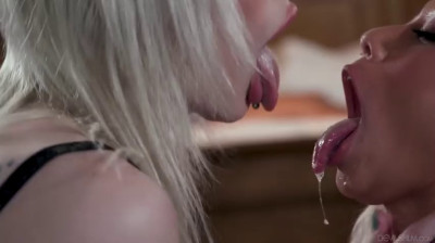 GX - Izzy & Gia - Menage A Trans