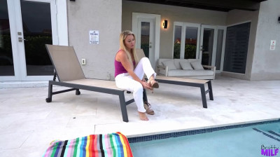 Mamá es exigente pero me chupa la polla