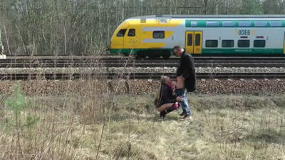 Blondine genieagt geile Aktionen im Freien