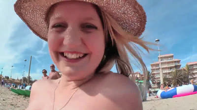 Sie bekommt ihr kleines saeages Arschloch gefickt