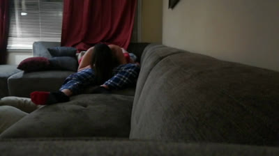 Heiager Sofa-Fick mit den besten Freunden