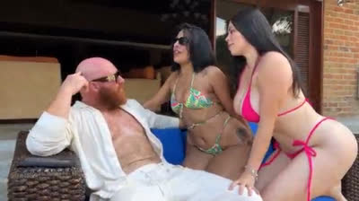 Trio com uma homem estrangeiro