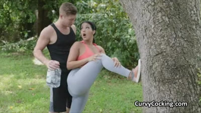 Sportliche Leggings  Schöhnheit aus dem park bekommt Hartes weisses Rohr verpasst