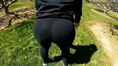 Wohlgedormte Leggings Wichsvorlage im Park