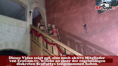 MILF à gros seins prend un tas de bites
