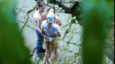 Hemmungsloser Dreier beim Wasserfall