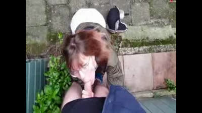 Nachbars Tochter im Hinterhof zum Ficken getroffen