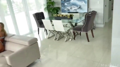 Dos rubias culonas comparten una polla