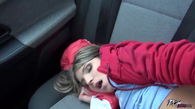 Girl im Auto POV