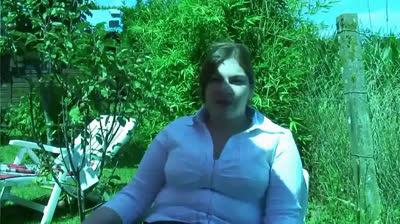 Im Garten das mollige Girl hart gebumst