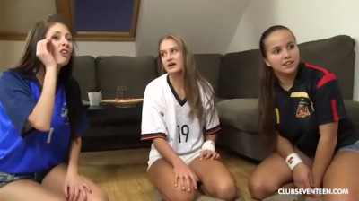 Die Fussball Fans Olivia Nice, Rebecca Volpetti and Tiffany Tatu