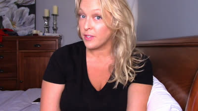 Pralle Hausfrau reitet ihren Riesendildo