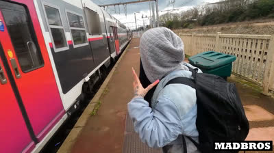 Menage interracial forte com uma bela mulher jovem chinela