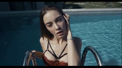 Elle est trop sexy dans la piscine en train de se deshabiller a l air