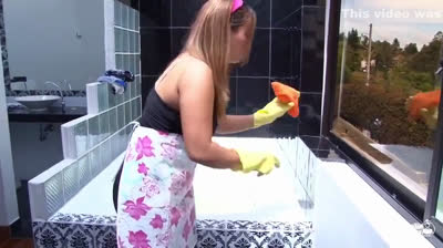 Angela Rodriguez chupa la polla y recibe una buena follada