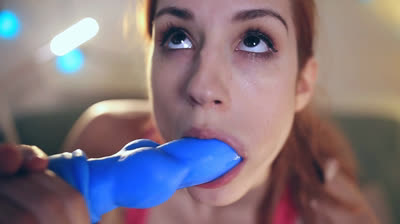 Jeune amatrice rousse se met un gode dans la chatte et dans l anus