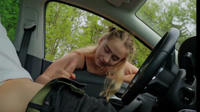 Molly le suce et le monte dans la voiture