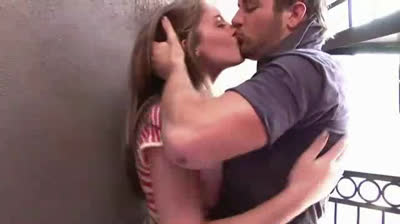 Ouais il se la prend dans les escaliers