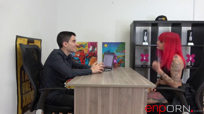 Casting porno para una veinteañera tatuada