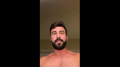 Musculado barbudo se hace unas gayolas