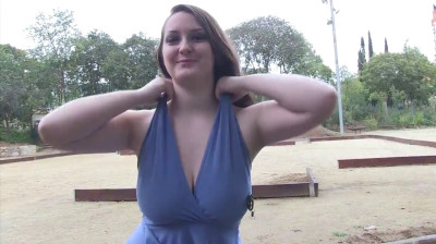 Chica "chubby" de grandes melones