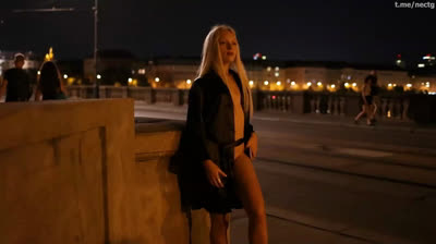 Une belle blonde exhibitionniste se promene nue dans les rues