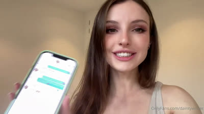 Une jolie fille se masturbe pratiquement partout