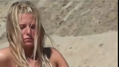 Il filme sur la plage des femmes entierement nues